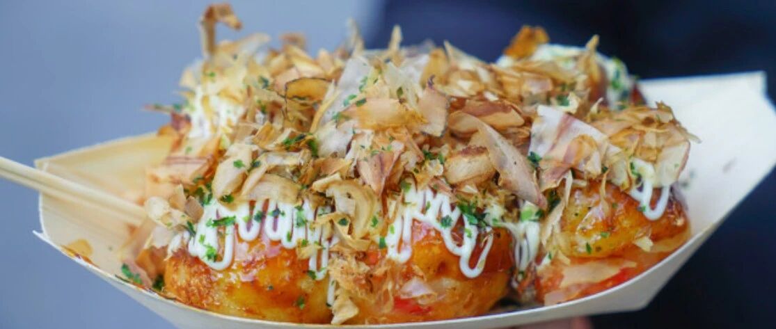 章鱼烧竟然有全自动的流水线...还会自己滚圆乎那种！