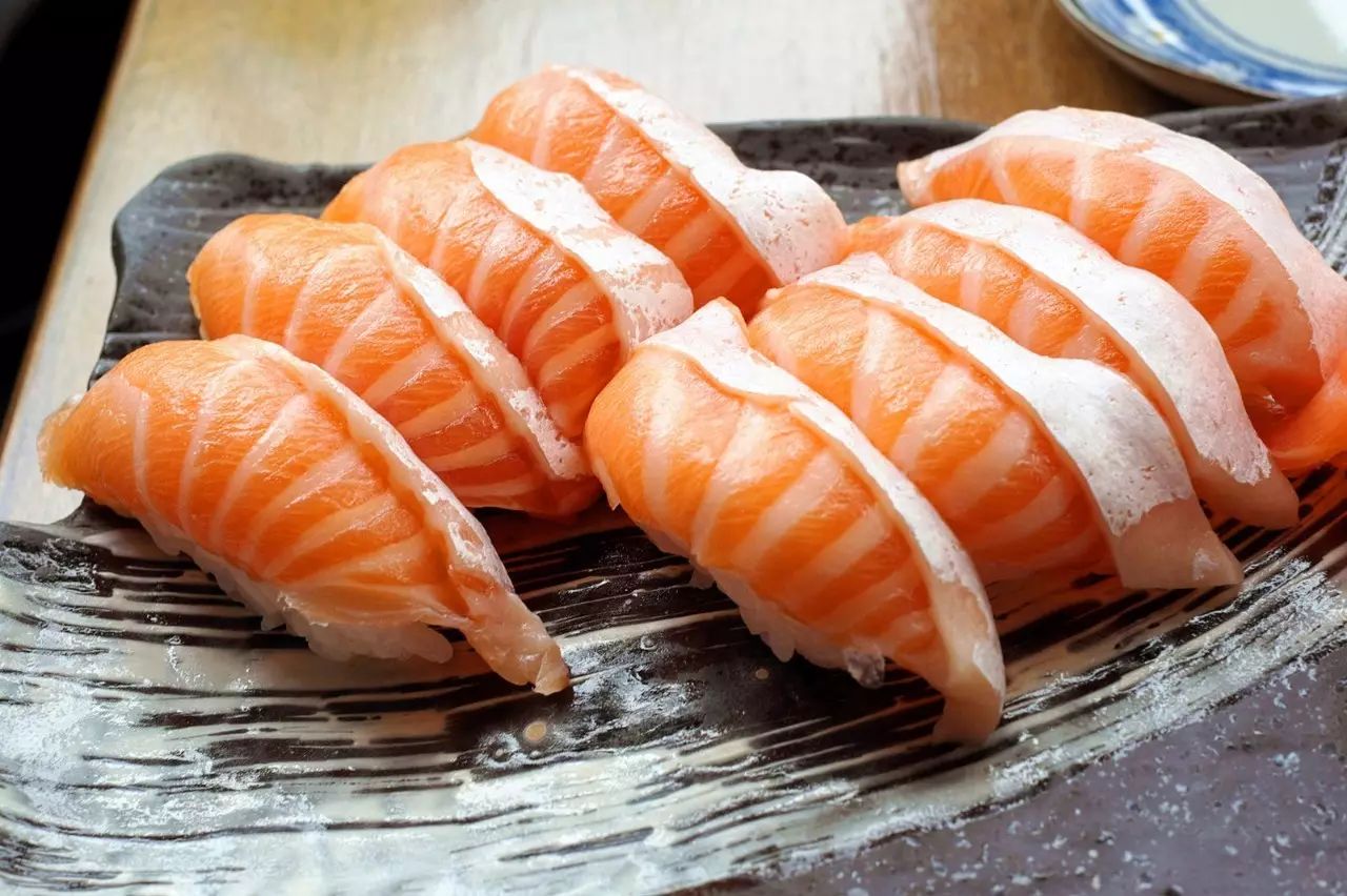 為什麼吵著不吃生肉的人們 會熱衷於生吃三文魚 吃貨研究所 微文庫