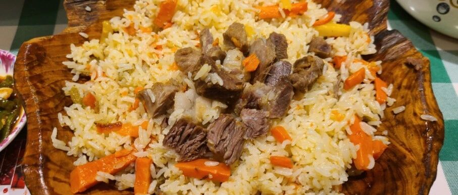 同样是抓饭，有的里面撒满了坚果，有的甚至不是用米做的