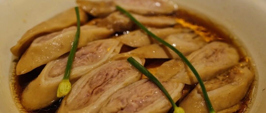 他来了他来了！他端着个破煲走来了！