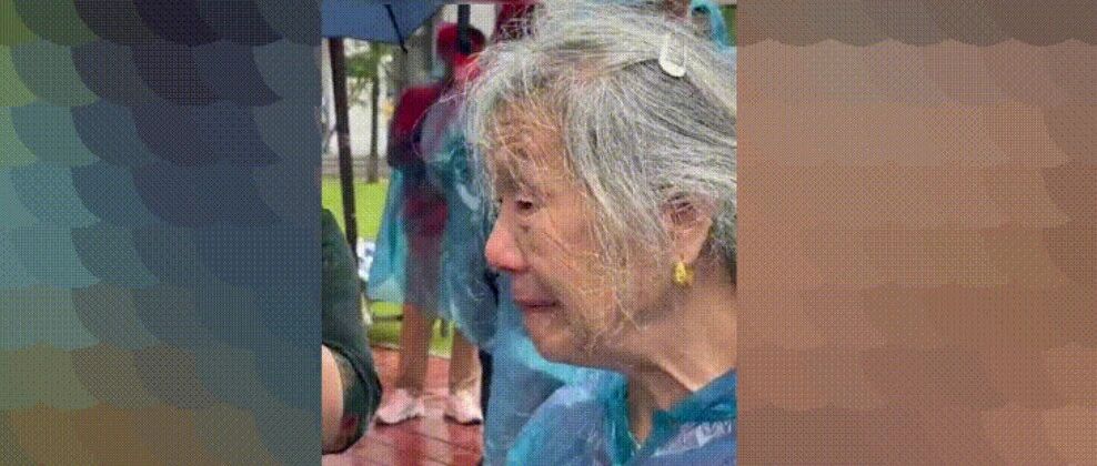 品读 | 看着看着就哭了！奶奶送孙子上大学，雨中哭成泪人