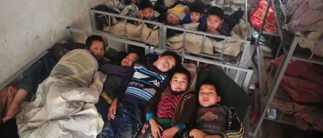 品读 | “全体都有，向右躺！”难忘当年大通铺