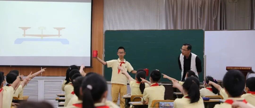 “校长眼中有教师，教师眼中自然有学生”