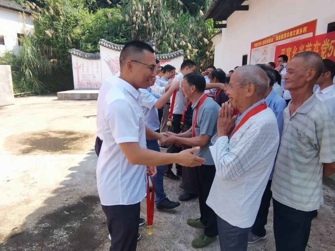 平富乡举行"光荣在党50年"纪念章颁发仪式 | 上犹县人民政府