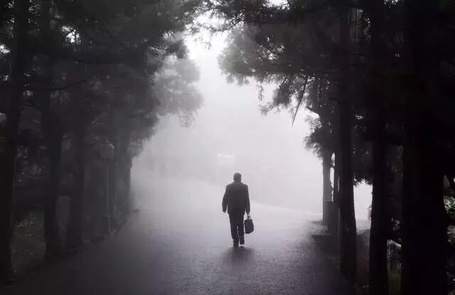 父亲已逝，为何梦中再丧？解析梦境背后的深层含义