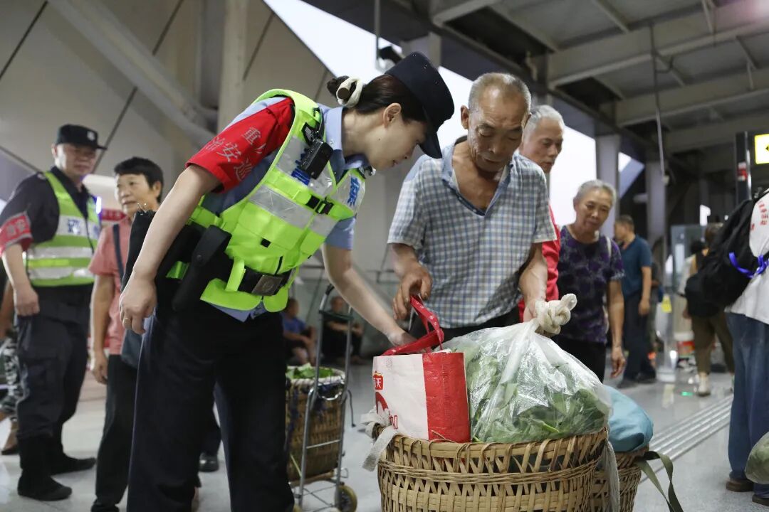 小“背簍”牽動大“民生”——這支公安小分隊，全力護航“背簍專線”
