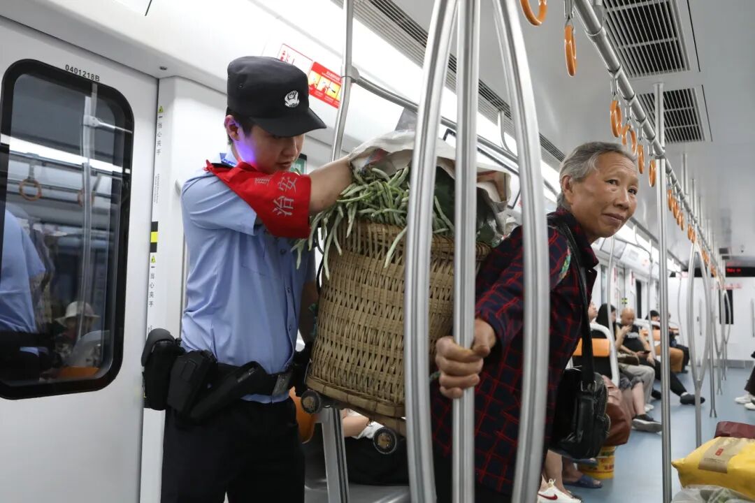 小“背簍”牽動大“民生”——這支公安小分隊，全力護航“背簍專線”