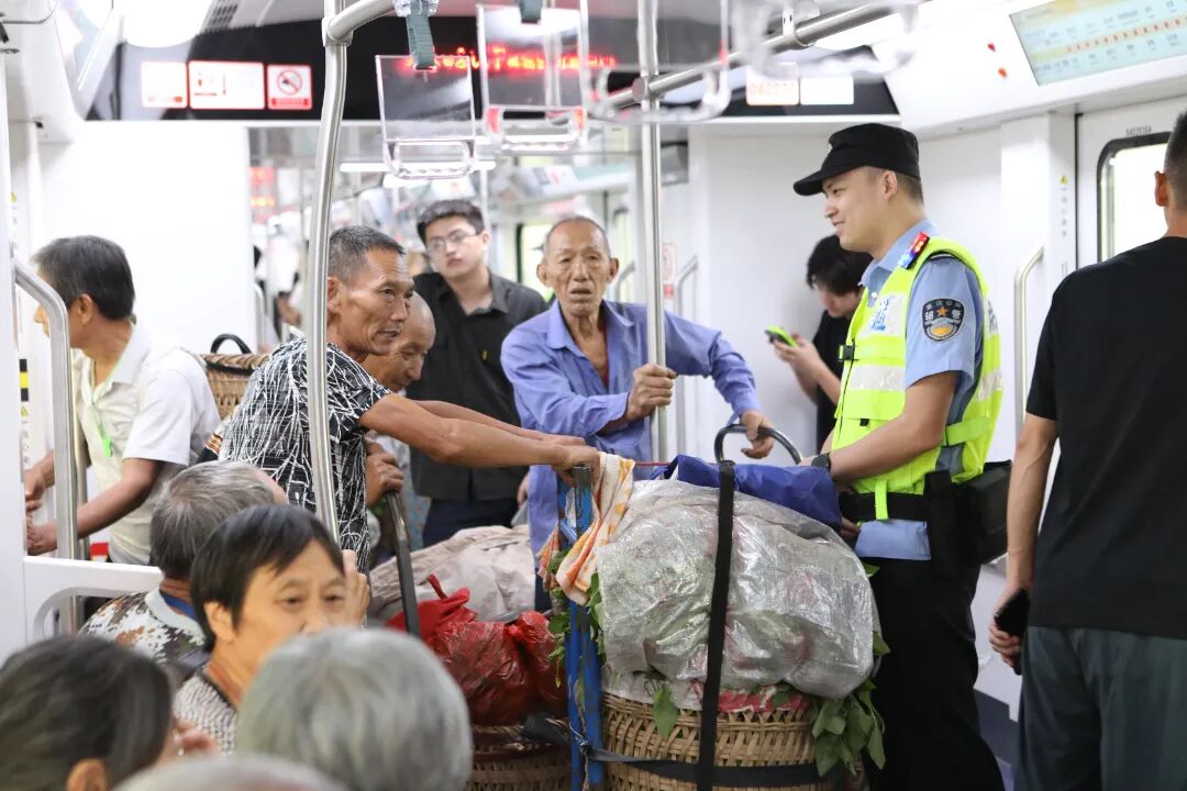 小“背簍”牽動大“民生”——這支公安小分隊，全力護航“背簍專線”