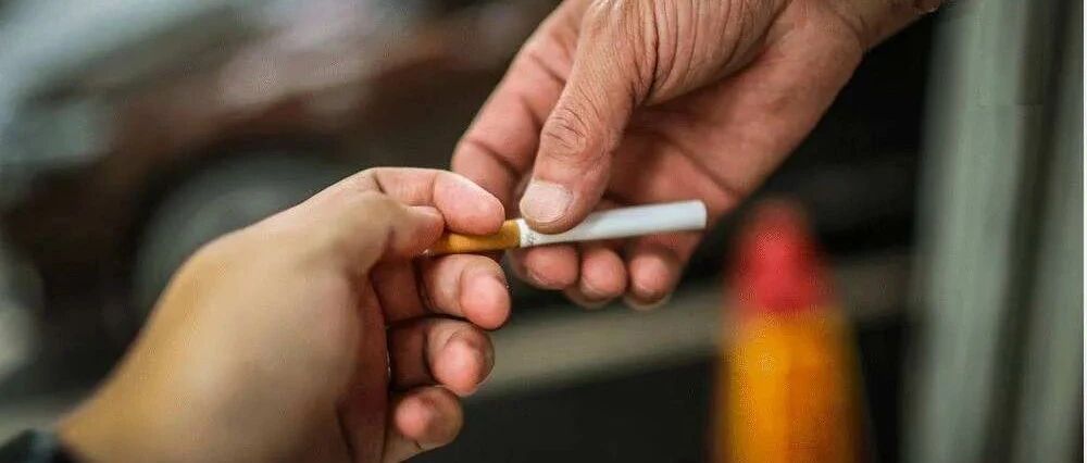 领导给你递烟，低情商的人“双手接过”，高情商的做法不服不行！