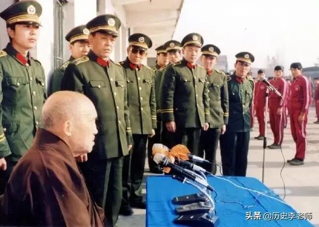 拳史疑云：海灯法师是骗子？77岁二指禅倒立造假？