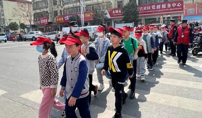 疏导交通，引导学生安排安全过马路