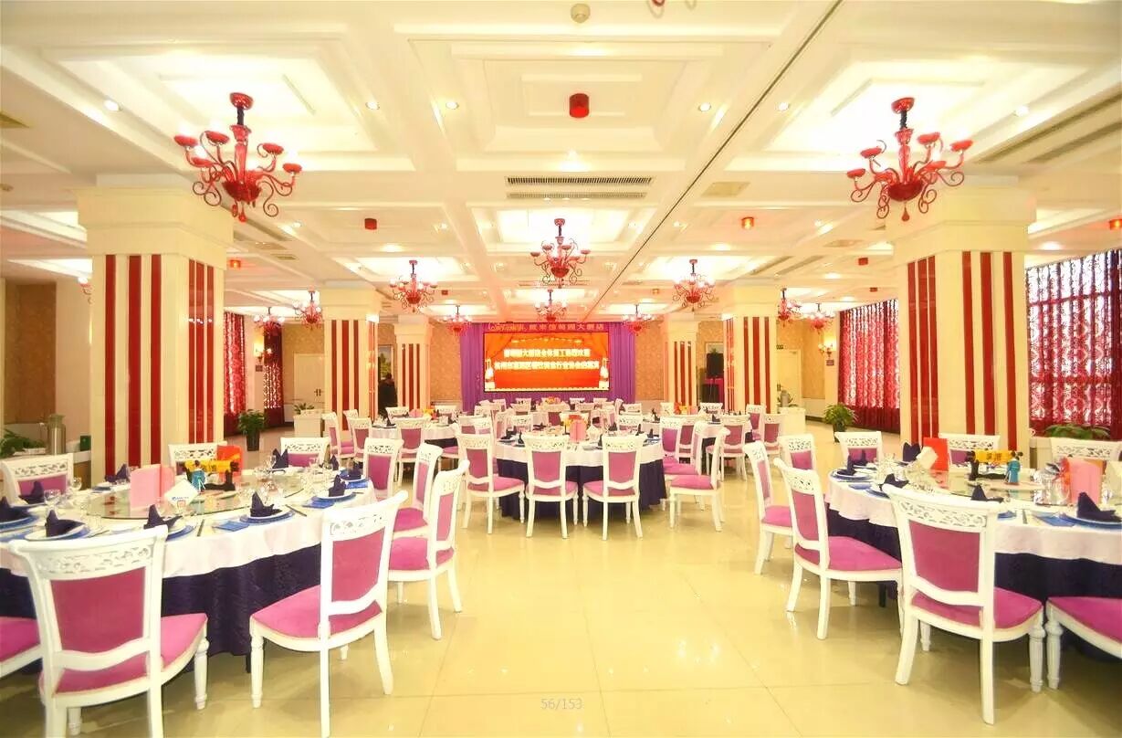 中国徽菜大师,池州市餐饮商会常务副会长,葡萄园大酒店总经理章