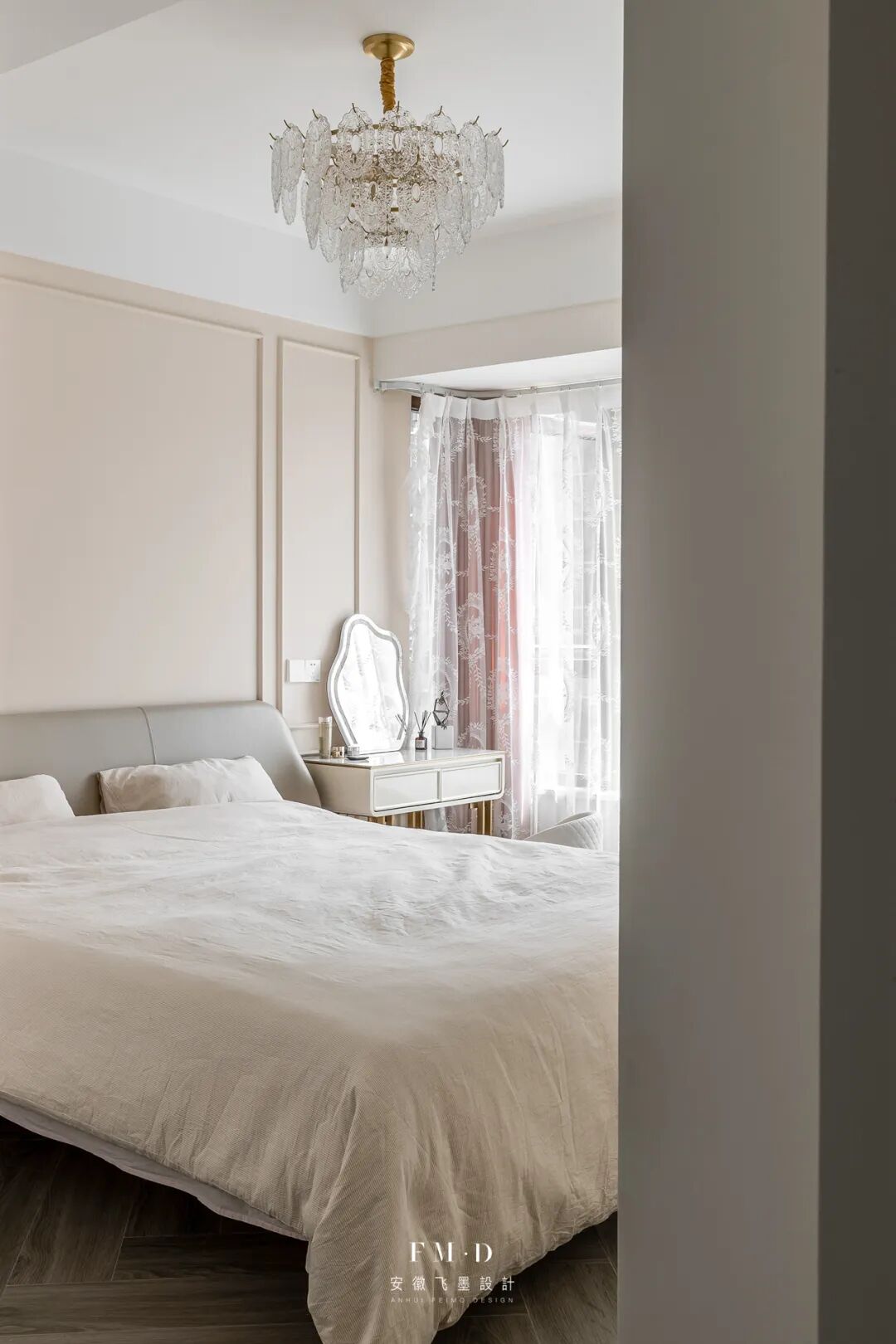 在原始墙面的基础上,用石膏线做了床头背景墙,增加层次感.