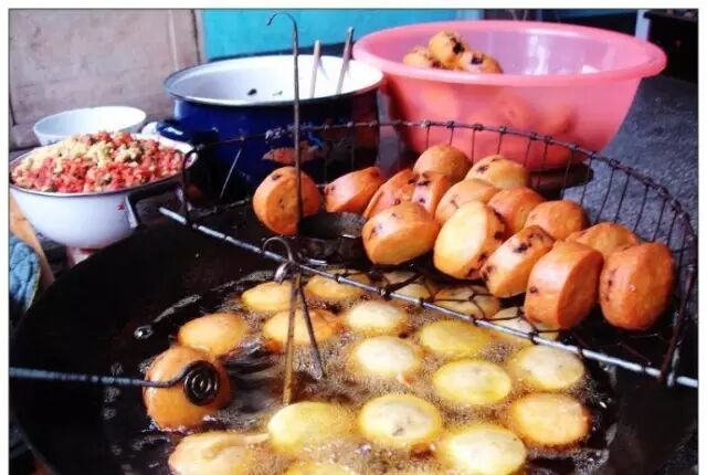 制作过程油炸粑是沿河的特色美食.