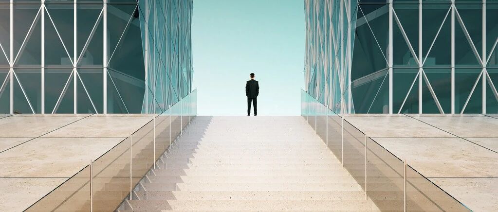 忍住兜底的冲动，看着他把事搞砸