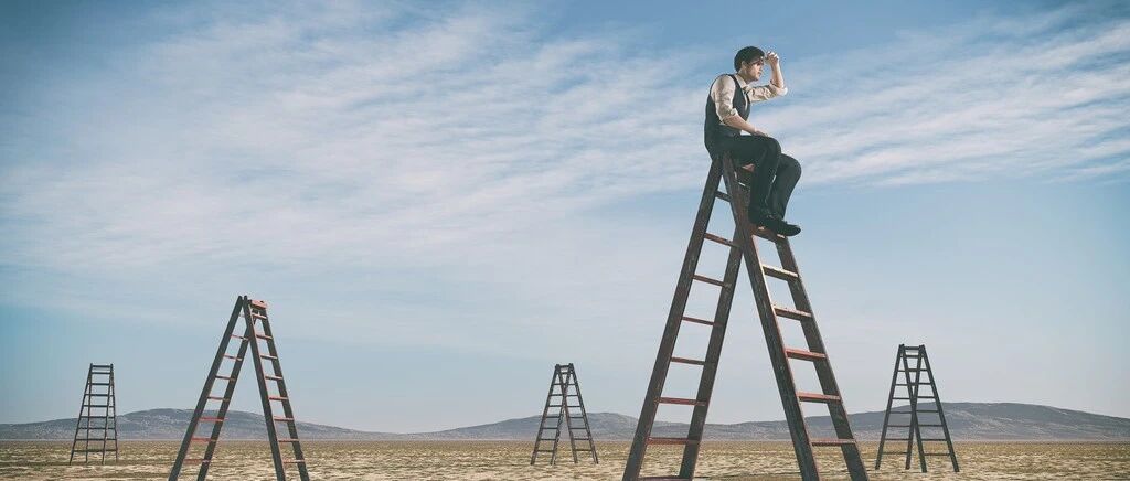 提升自己，比仰望别人有意义