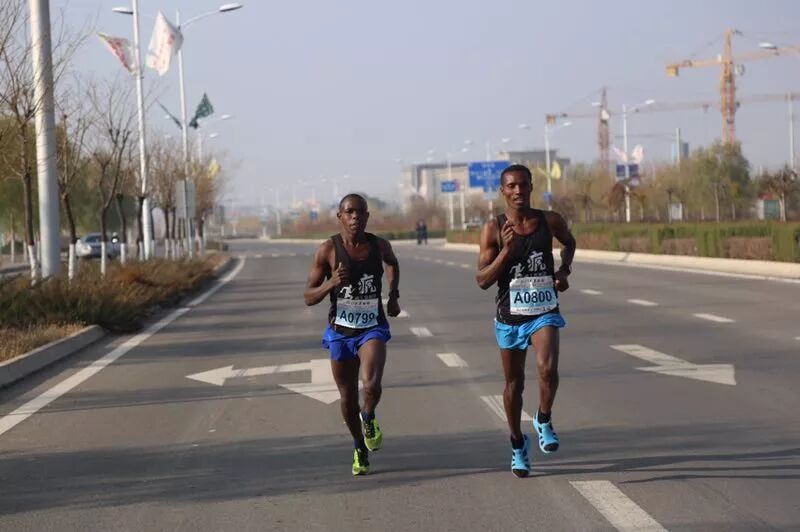 奔跑在中国马拉松赛道的非洲人 老黑 成他们代号