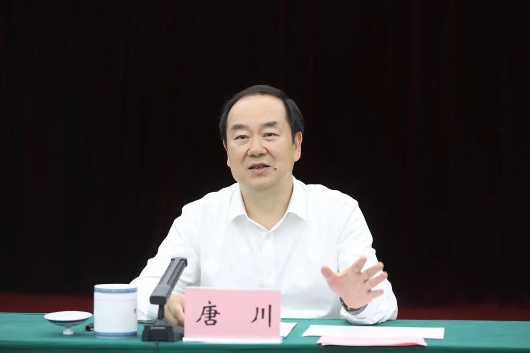 在捐赠仪式上,唐川代表市委政法委向重庆逸合物业服务有限公司表示