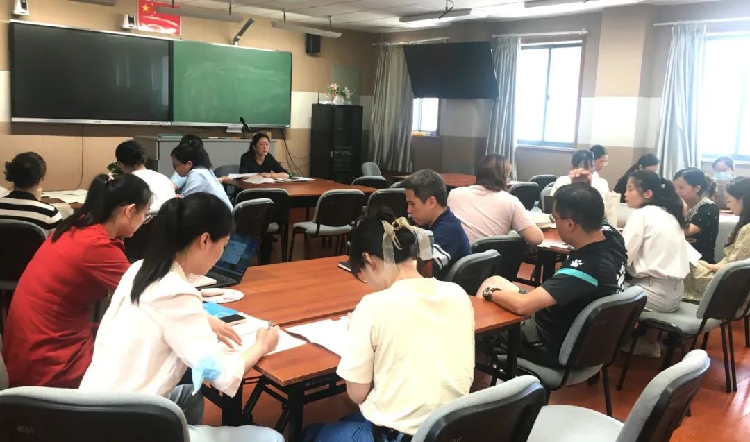 校园新闻 | 提炼经验，学习借鉴，更新规划——市二初中召开班主任期末总结会