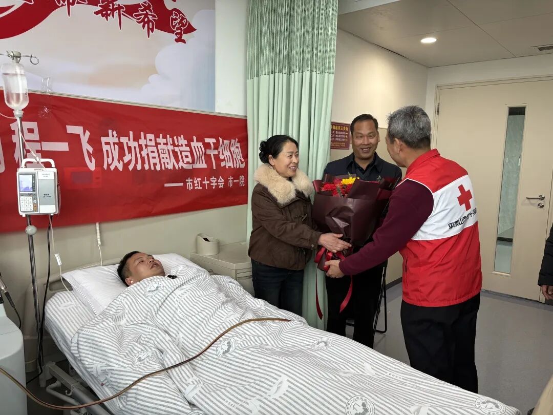 2026.2.9程一飞-何老师送花.jpg