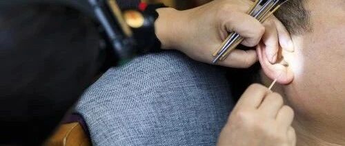 浙江一小伙享受了次掏耳朵服务，结果意想不到：太后悔了！