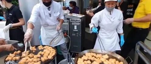 绝地求生！航空公司被迫街头卖油条，没想到生意红火...凌晨5点就有人排长龙来买