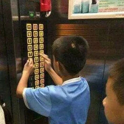 笑话：妹纸这样坐电梯一般是个什么逻辑？