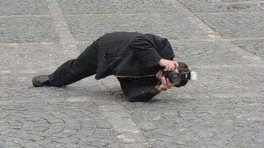 笑话：网络发达，拍照怕被人拍在背景上！