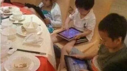 笑话：曾经以为自己从小爱看书，现在想想其实不过是没有手机玩