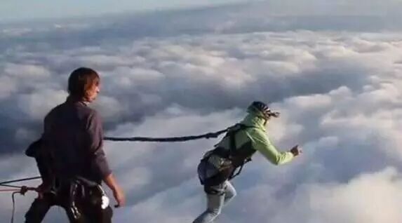 笑话：国庆放假，景区玩蹦极，一女生有点害怕问：师傅……