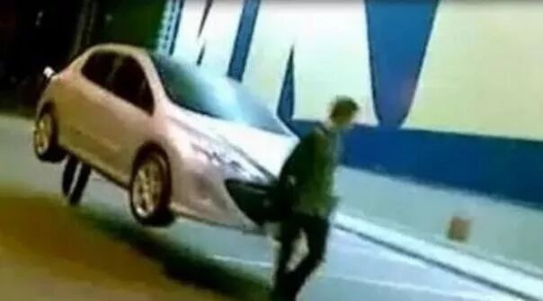 笑话：一小偷蹲路边偷车撬锁，忙得不亦乐乎时哥出现了……