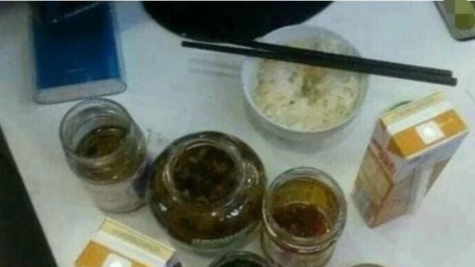 笑话：哥们儿几个四菜一汤请我喝酒，结果一去发现……