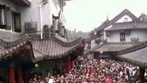 笑话：人太多去景点，结果……