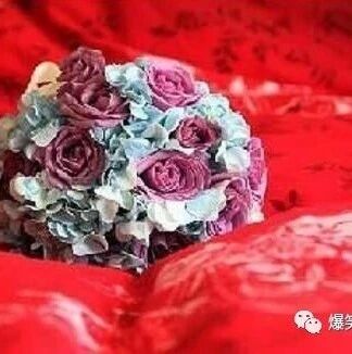 笑话：神父：“你愿意娶你旁边这位女士为妻吗？”男……