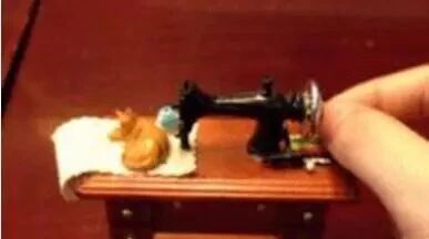 笑话：每一个爱抖腿的人，前世都缺了一台缝纫机