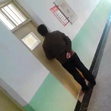 笑话：为什么正谈笑的两个人突然写起了作业？