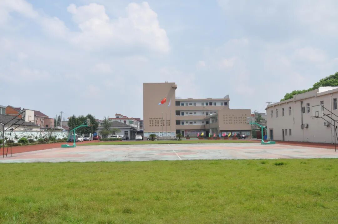 如今,运河小学在职教职工61名,其中,高级教师4人,区名师1人,区精英