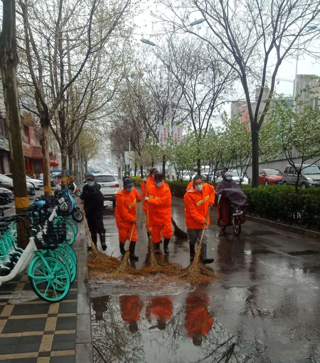 【三创四建】雨后清理积水 保障道路安全
