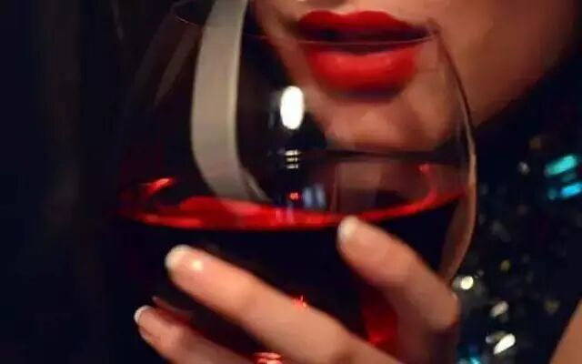 酒杯在手的女人，很美！