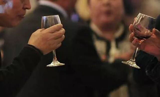 能用酒解决的事，就尽量不用人情！