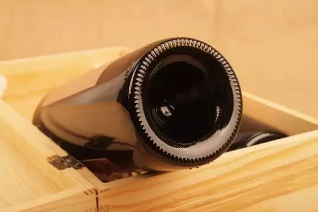 红酒瓶底下为什么要有凹槽？