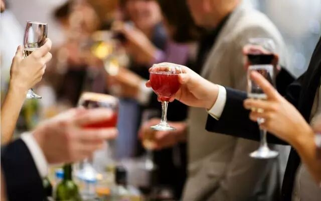 爱喝酒的人，身体出现这几个信号时，就别喝了！