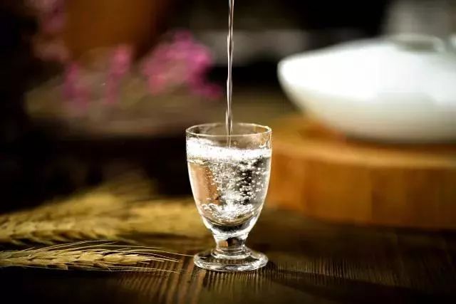 【恩台酒文化】白酒，为何要用小杯喝？