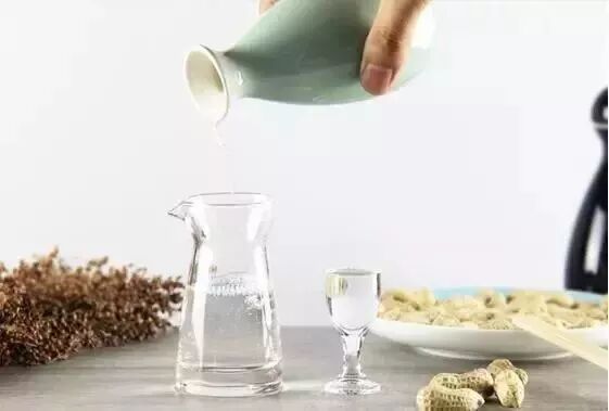 学会其中一招就可以轻松鉴别纯粮酒与酒精勾兑酒！