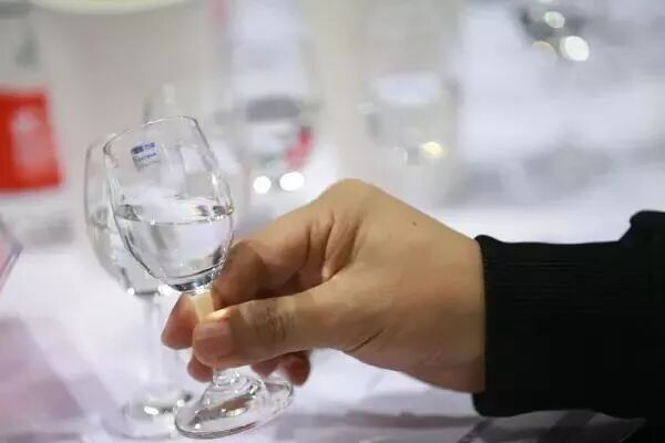 白酒挂杯，越明显越是好酒吗？(图3)