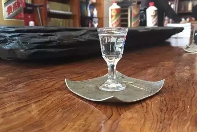 酒桌上的两类人：酒贤和酒棍