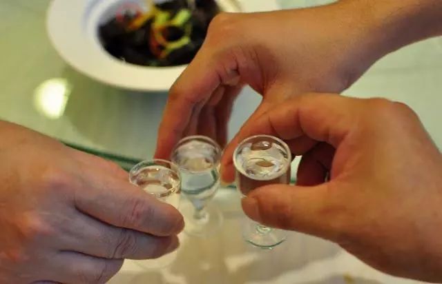 白酒、啤酒、红酒混着喝，后果是？