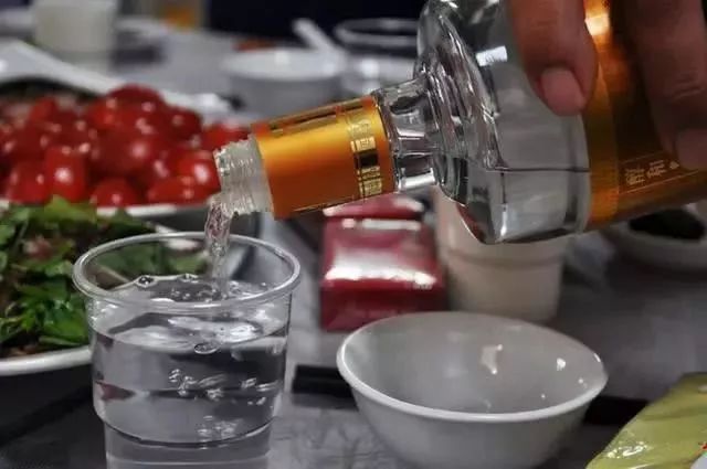 白酒勾兑就是酒精勾兑么？纯粮酒和酒精酒有什么区别？