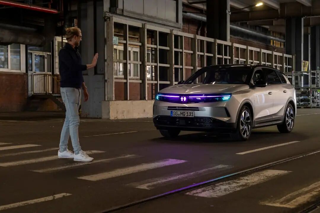 欧宝（Opel）展示 AI 车灯照明系统