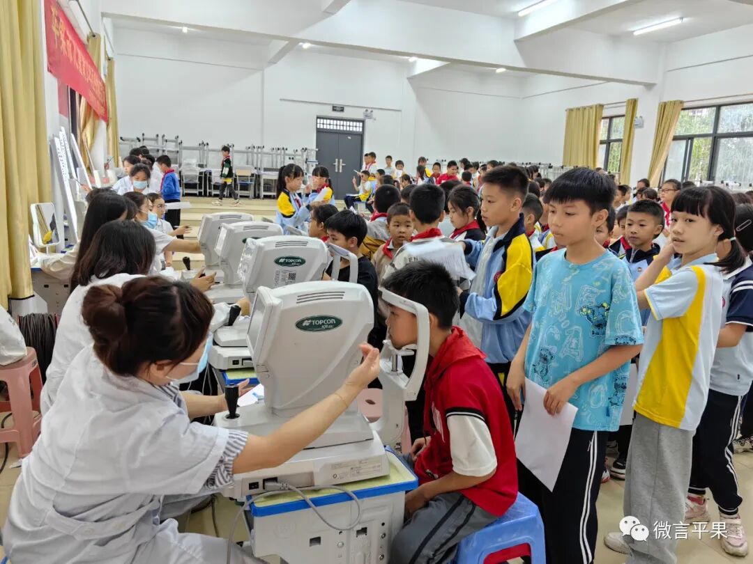 平果市人民医院联合平果市第二小学开展学生视力普查活动
